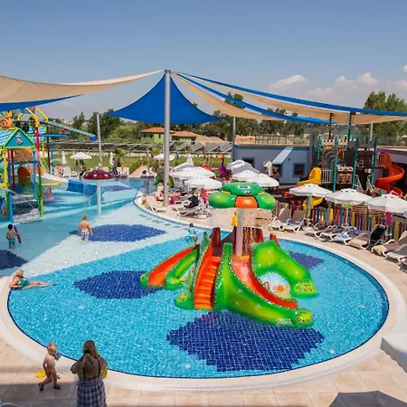 Dream World Aqua Hotel Side